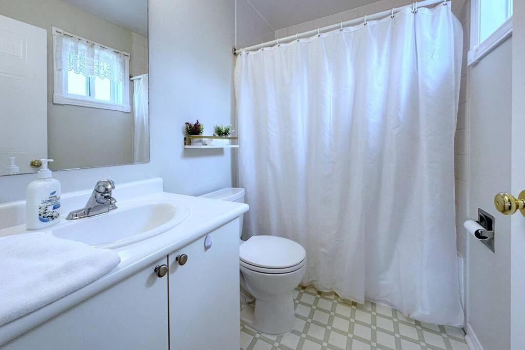 Вілла Neighborhood Friendly House In Barrie! Екстер'єр фото