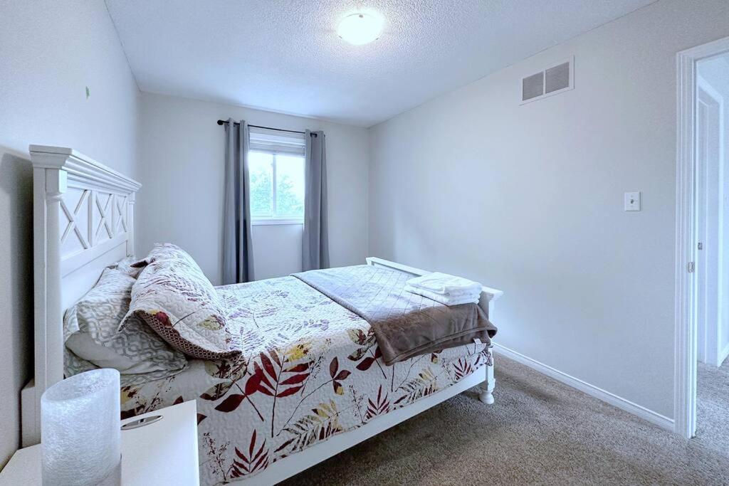 Вілла Neighborhood Friendly House In Barrie! Екстер'єр фото