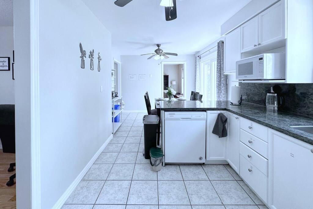Вілла Neighborhood Friendly House In Barrie! Екстер'єр фото